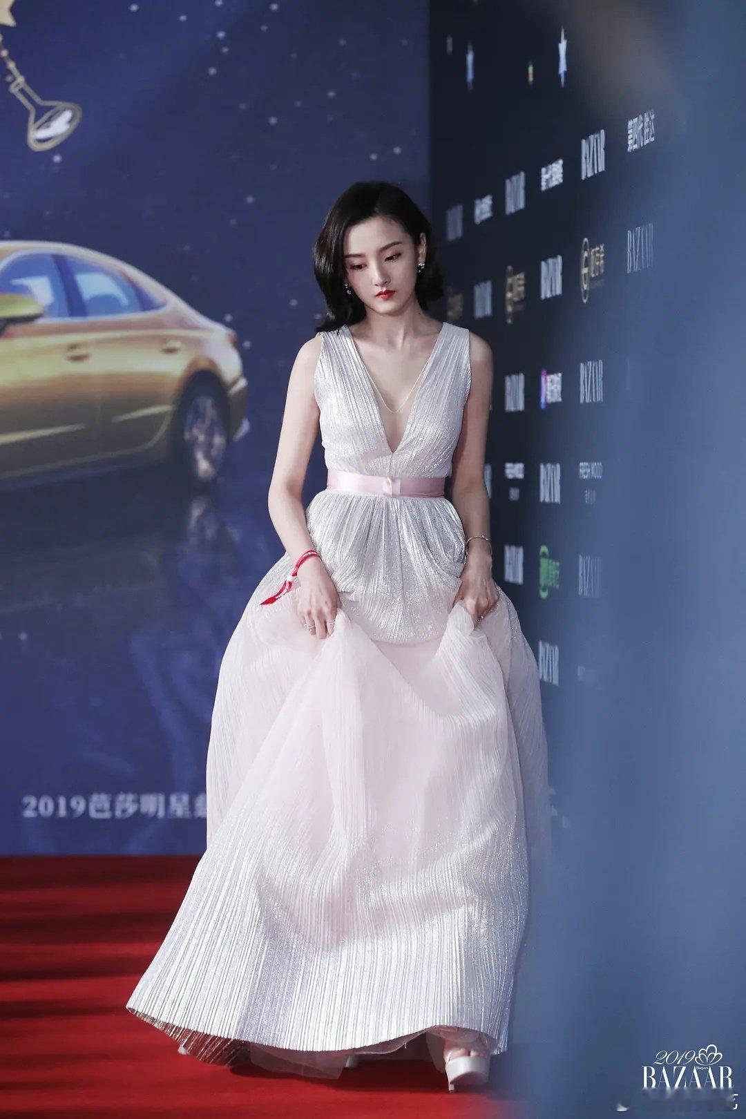 宋祖儿的腿谁懂啊！宋祖儿的腿又细又长，不管什么角度看都超完美，简直是“腿精”