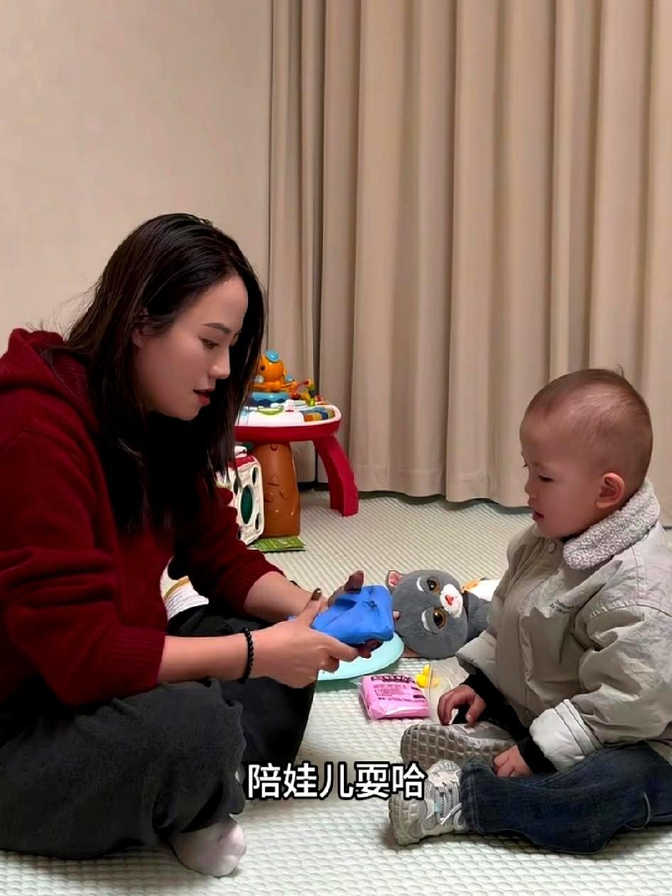 小二娃太狠了，怎么把舍得把孩子和妈妈在一起玩耍他转头就把带孩子见妈妈的阿姨辞退