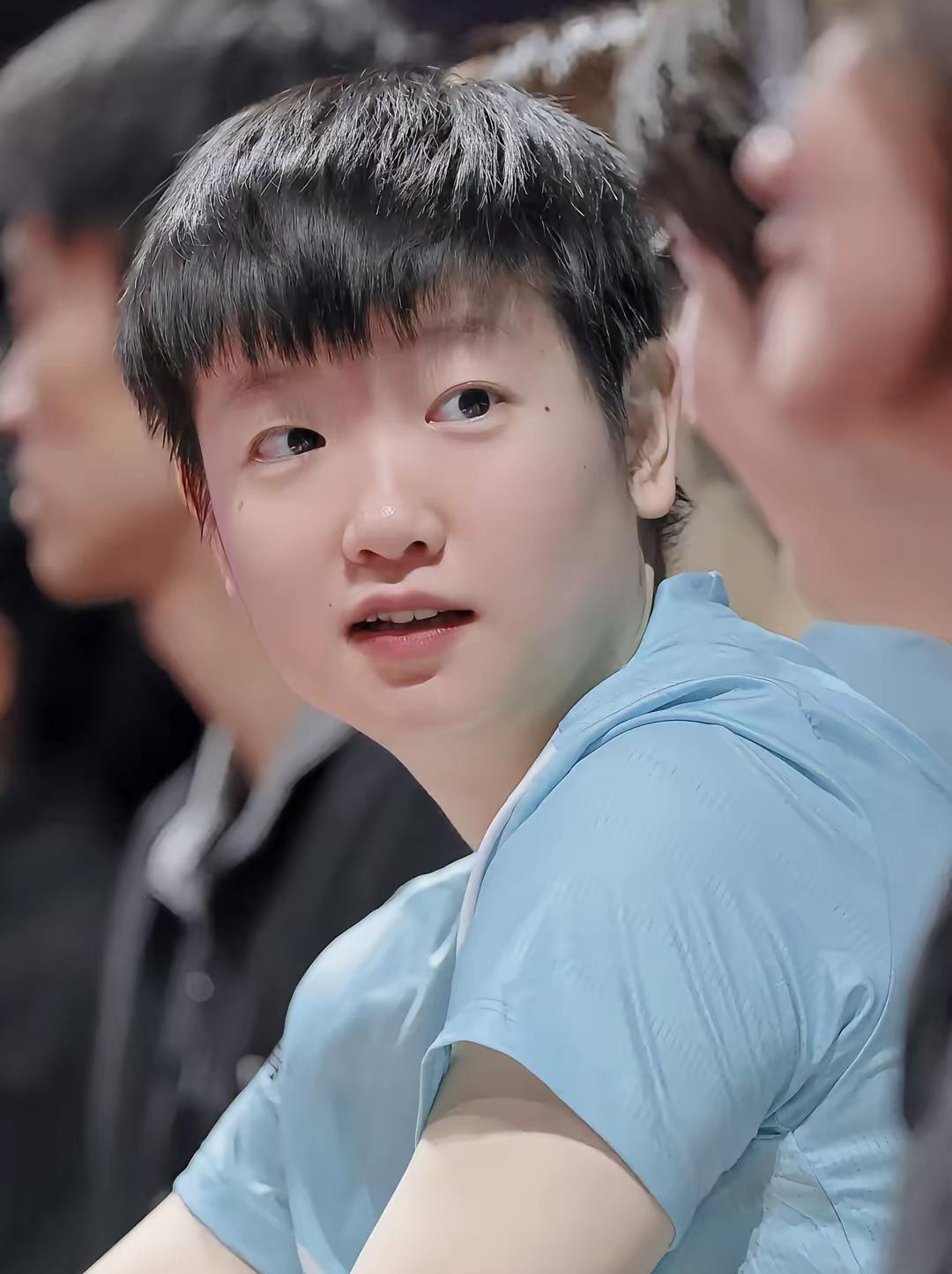 这是谁拍的孙颖莎这个角度也太可爱了吧谁看了不迷糊怪不得那个大头好朋友兼