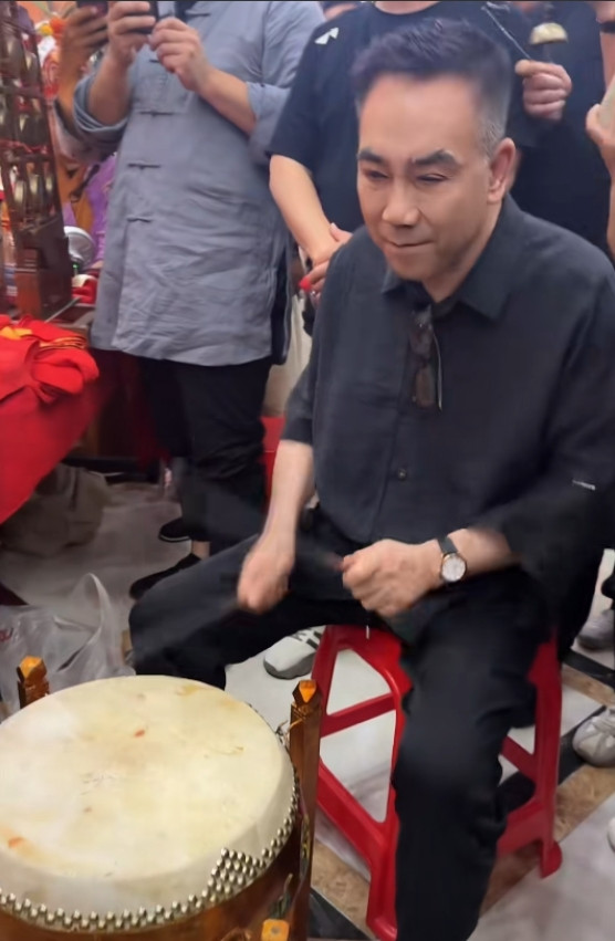 杨少华葬礼上，杨议敲鼓、儿媳说笑引争议