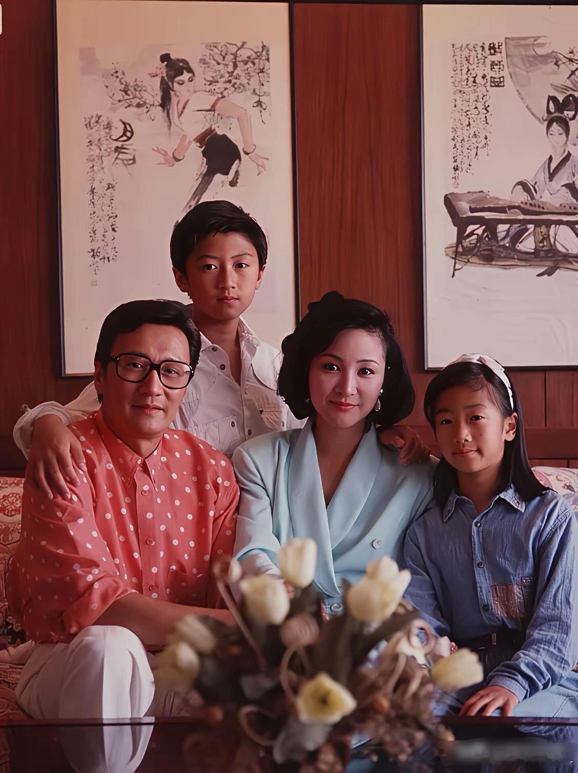 这张照片摄于1990年，彼时谢霆锋10岁，妹妹谢婷婷8岁。1988年，谢贤携全家