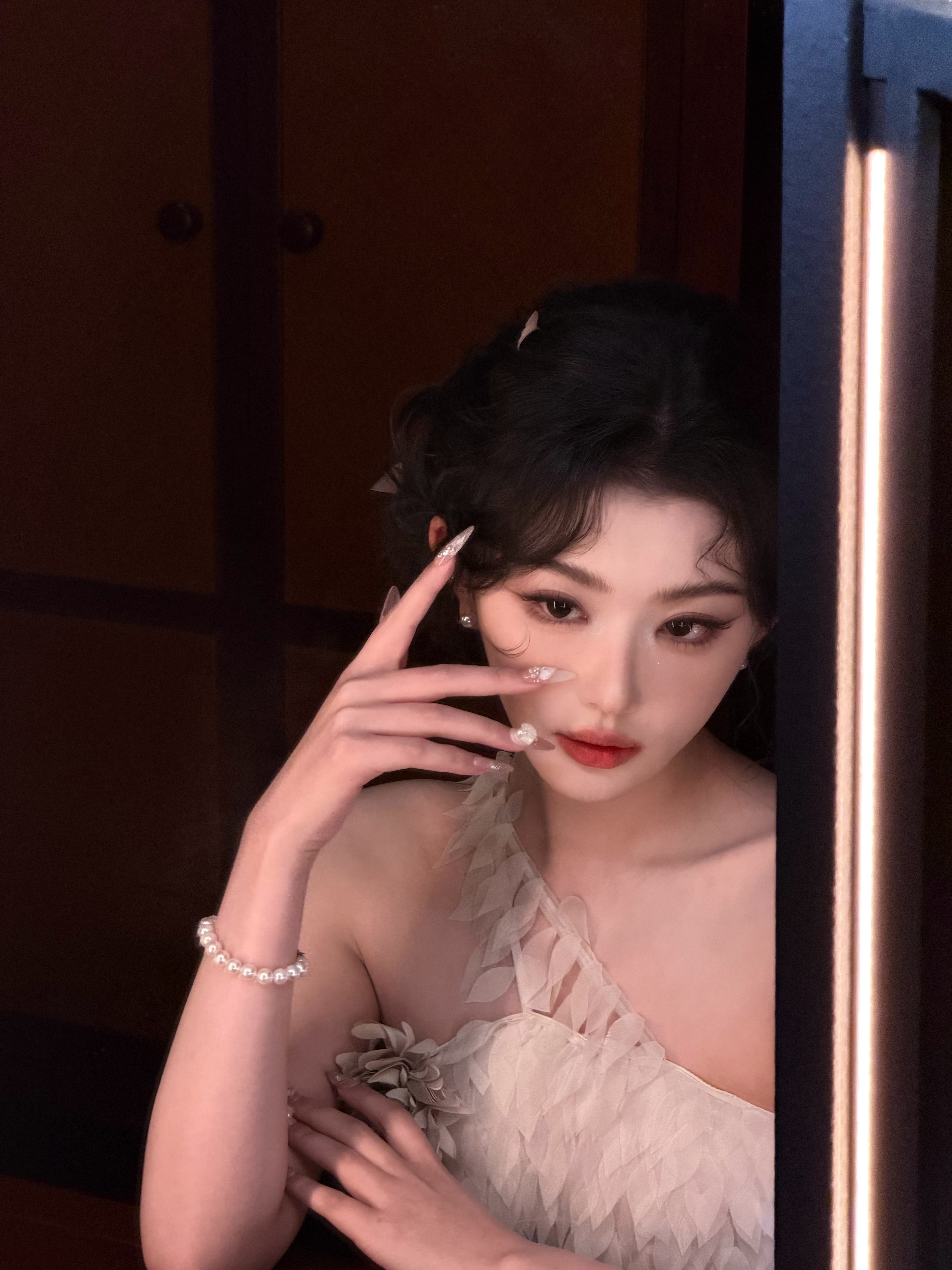 孔雪儿VOGUE白天鹅啊啊啊啊啊啊啊雪雪中午出图了！这套白裙完全白天鹅来的🥲?
