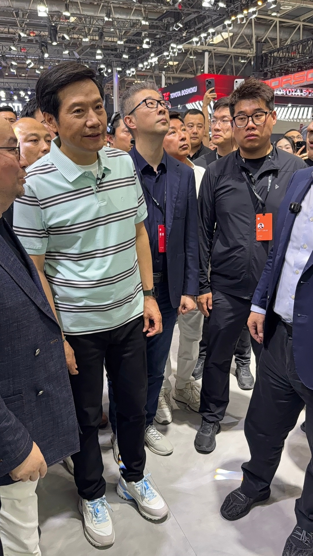 我刚在宁德时代的大飞机上下来，就碰到雷军了刚掏说手机来没2秒钟围满了人，不过这也
