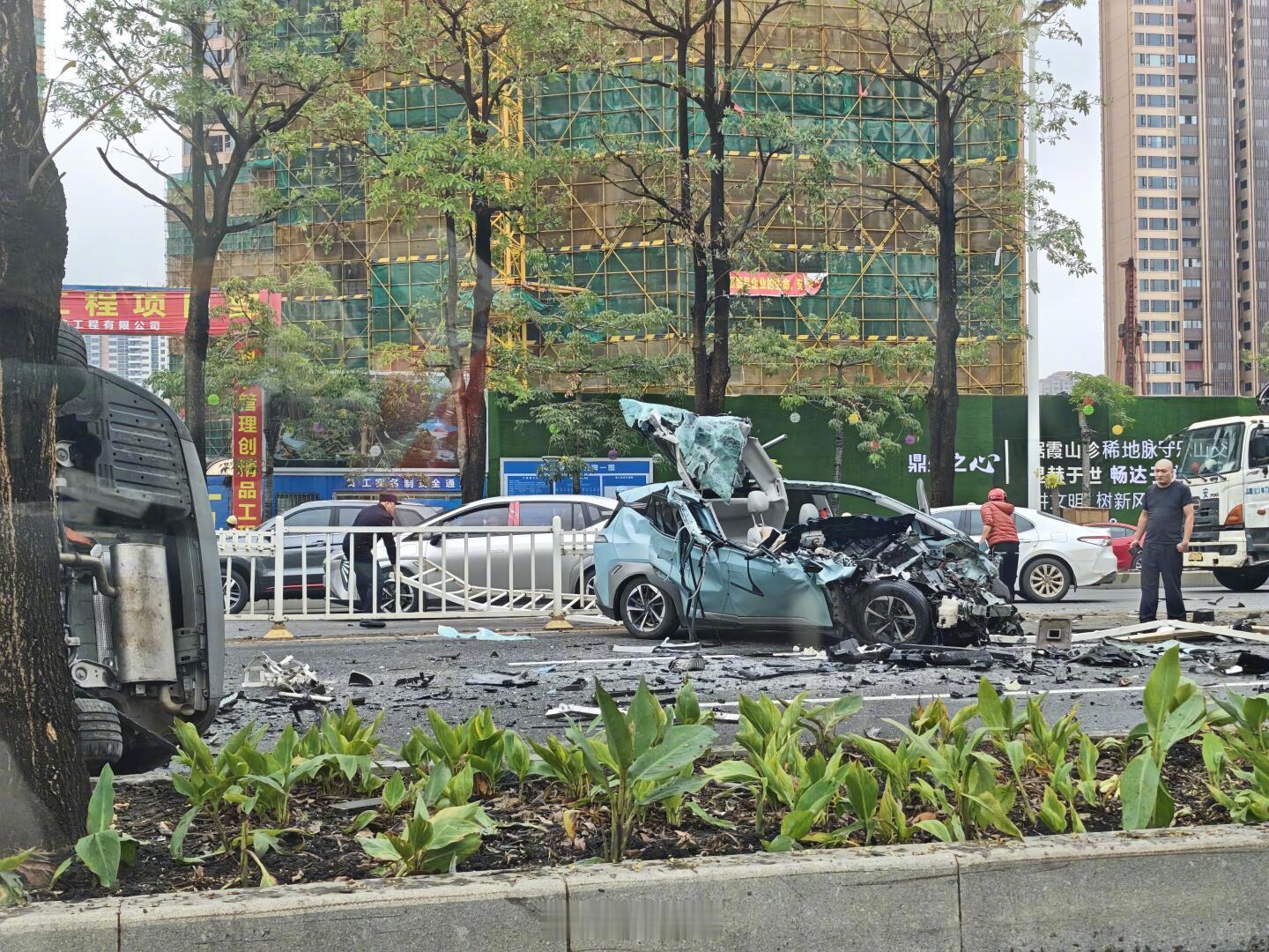 这速度得多快，才能把A柱撞到掀开