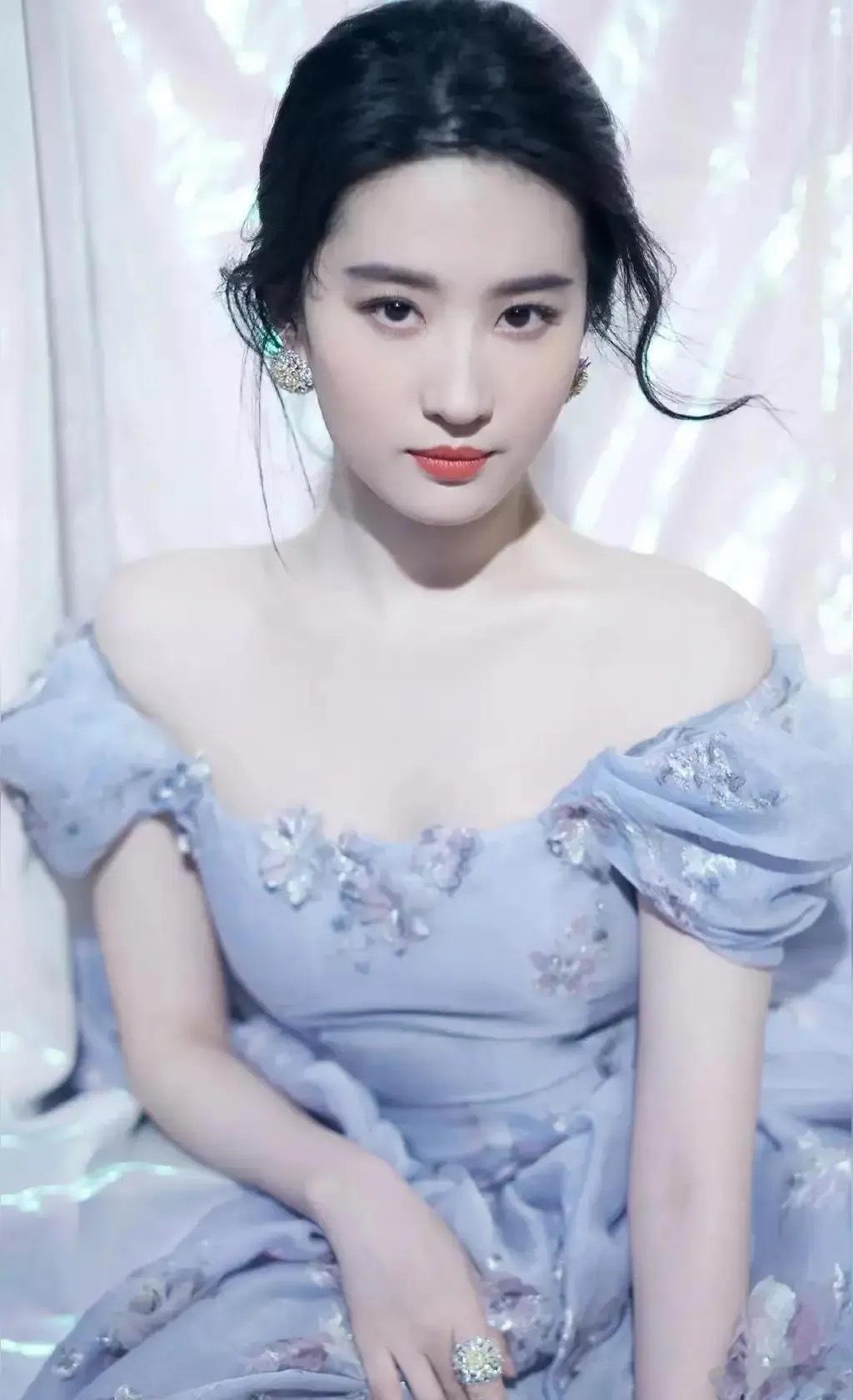 1.刘亦菲就要进组《咸雪》了，明年还有好莱坞大制作电影《女海盗》，她接戏比较随心