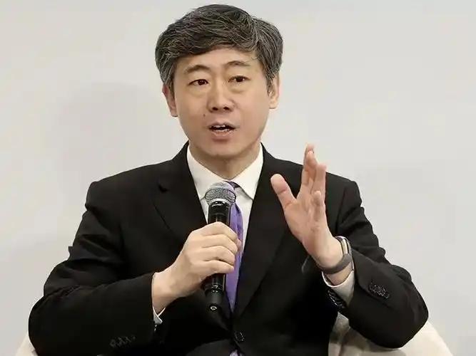 北京，清华教授李稻葵在公开论坛上提出尖锐观点：坚决反对养老政策无限拖延。当年交公
