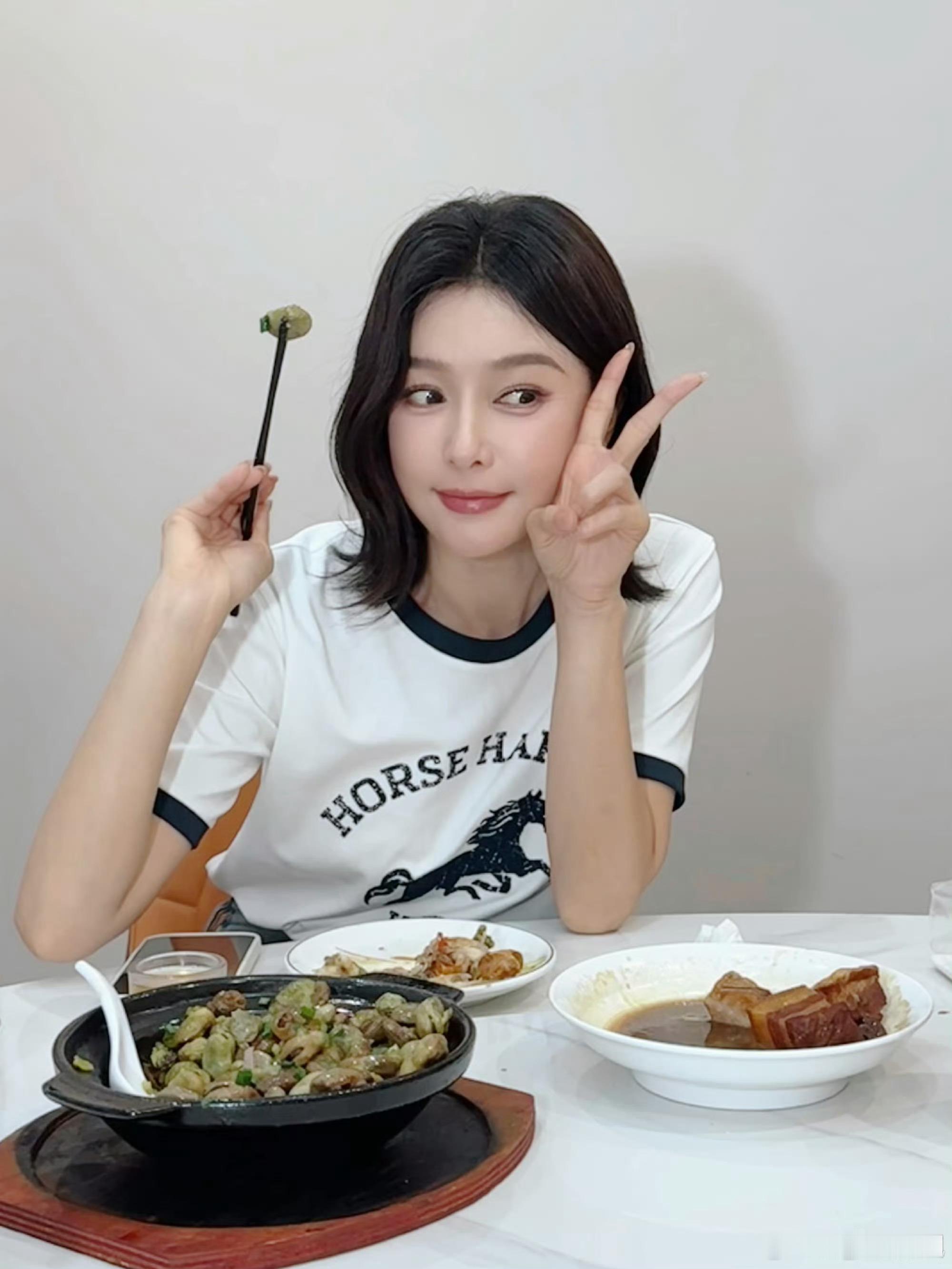 沈月的镜头永远带着爱沈月说秦岚没有丑图 彻底被秦岚颜值折服！沈月拿出打印好的