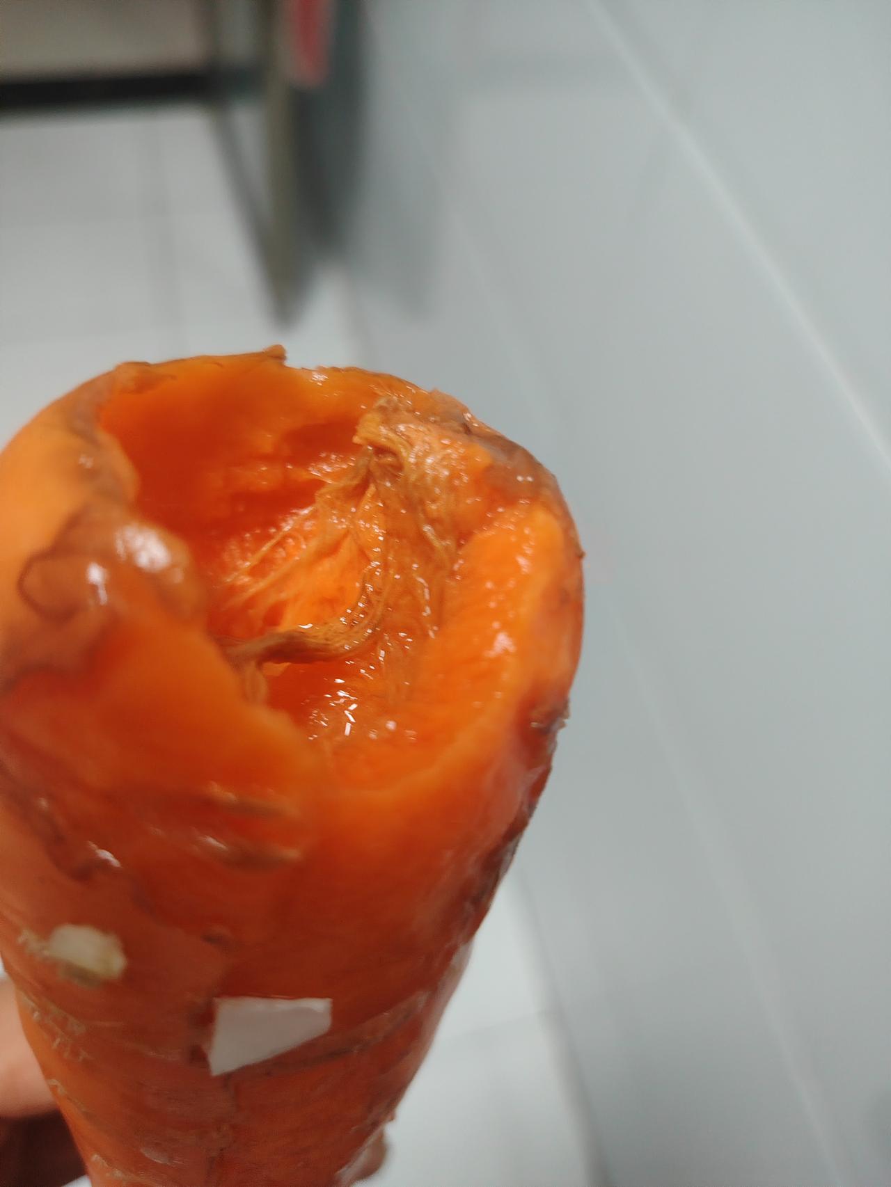 前两天我在超市买菜时，顺手买了三个被商家洗的干净的红萝卜，其实邻边都有一堆原生态