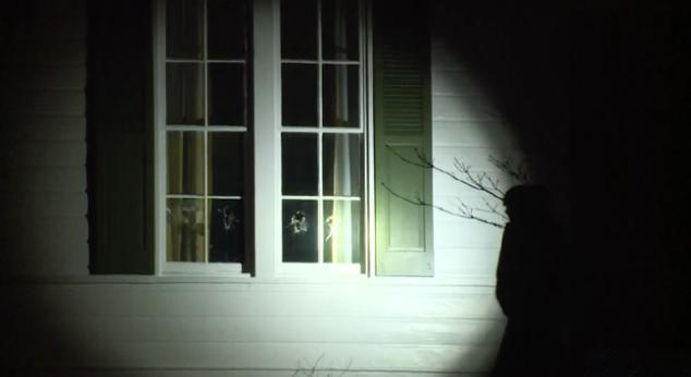 当地时间1月5日凌晨，美国副总统万斯的俄亥俄州住所遭了殃！多扇窗户被砸得稀碎，特