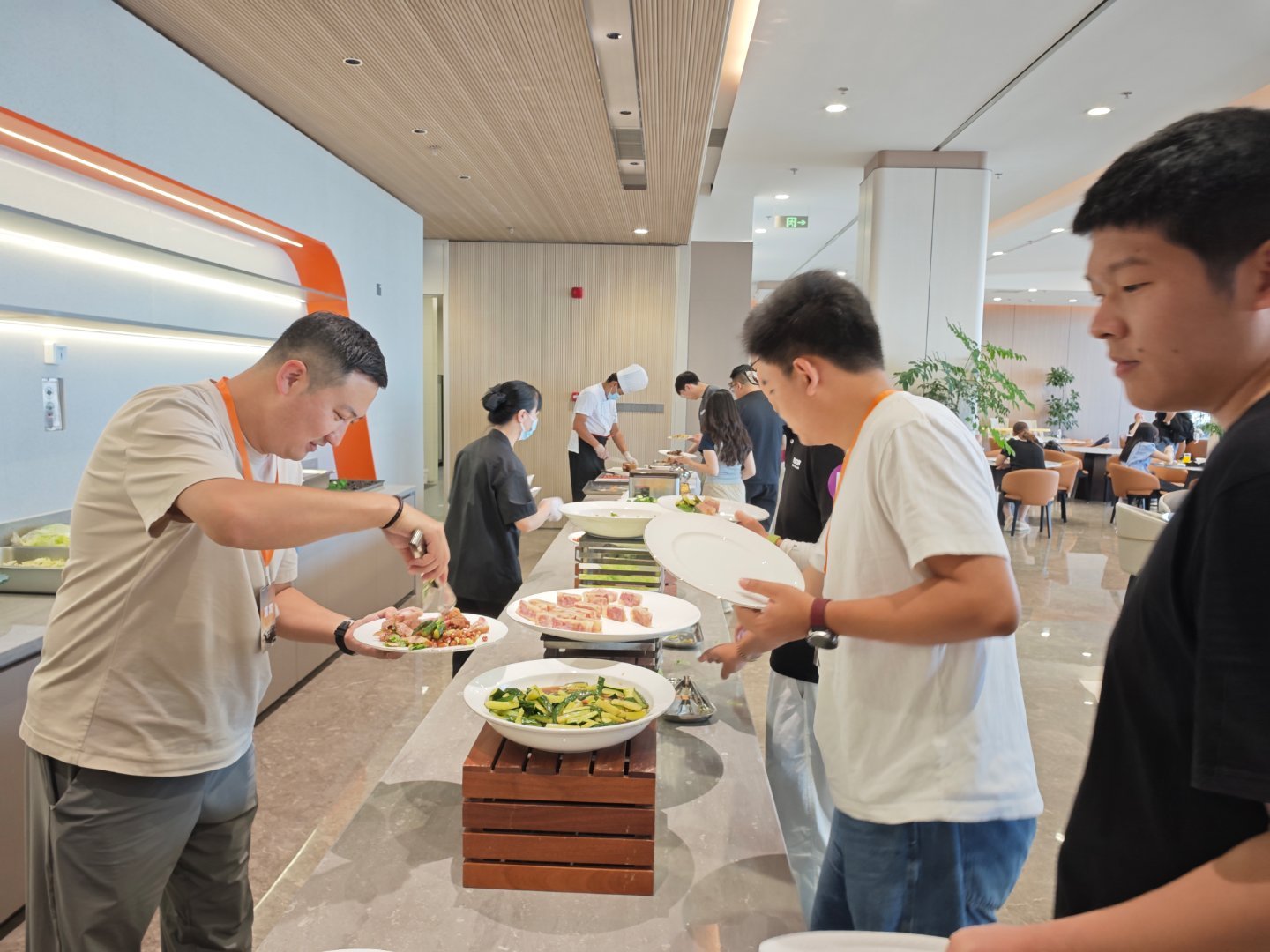 我去过所有酒店的自助餐我给5分，不如沙县小吃。比亚迪合肥赛车场自营的自助餐我给8