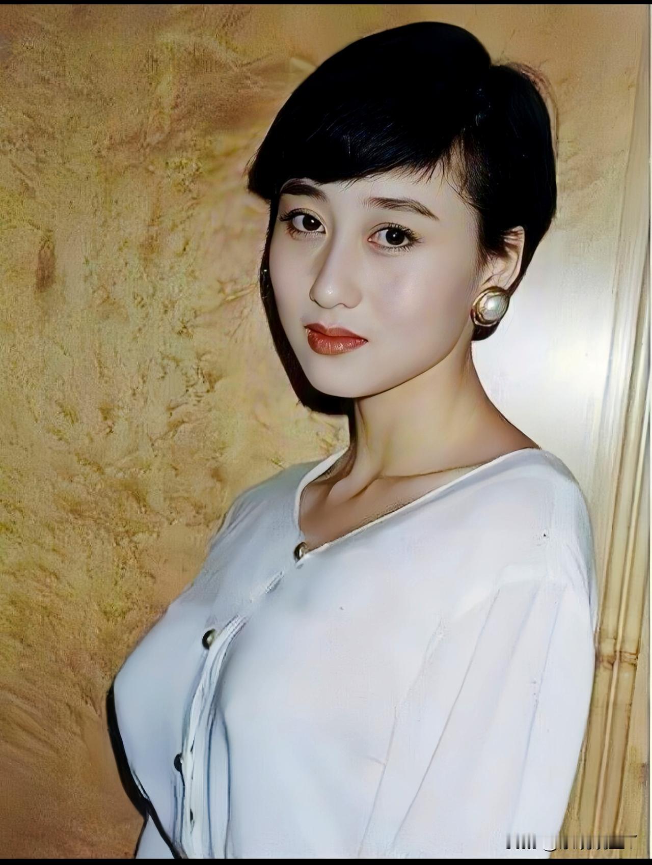 这是李连杰的妻子利智一九九二年在香港的一张留影，当时利智三十一岁，气质极佳，魅力