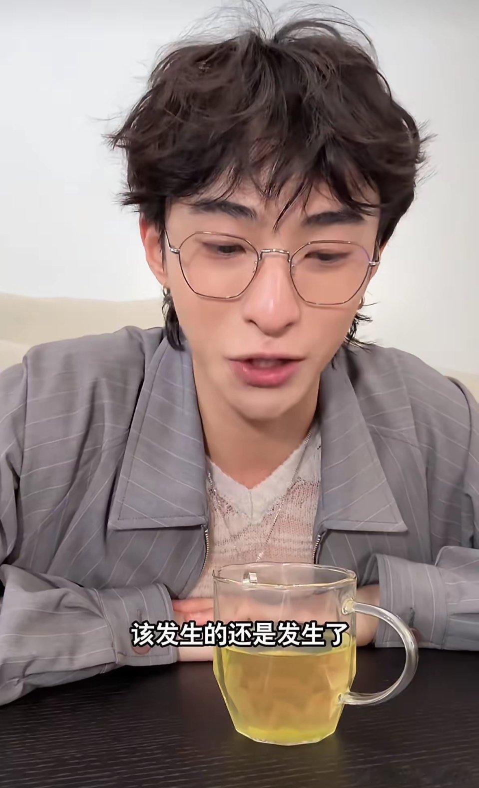 伊能静儿子恩利说“我清清楚楚的记得，我妈第一次看到我化妆的时候，嘴下咽了一句，该