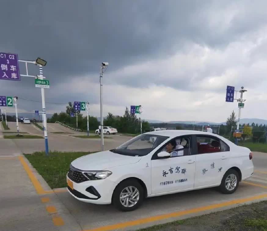 今天早上陪朋友去考科目二考试，去的时候信心满满，她进去考试的时候我比她还
