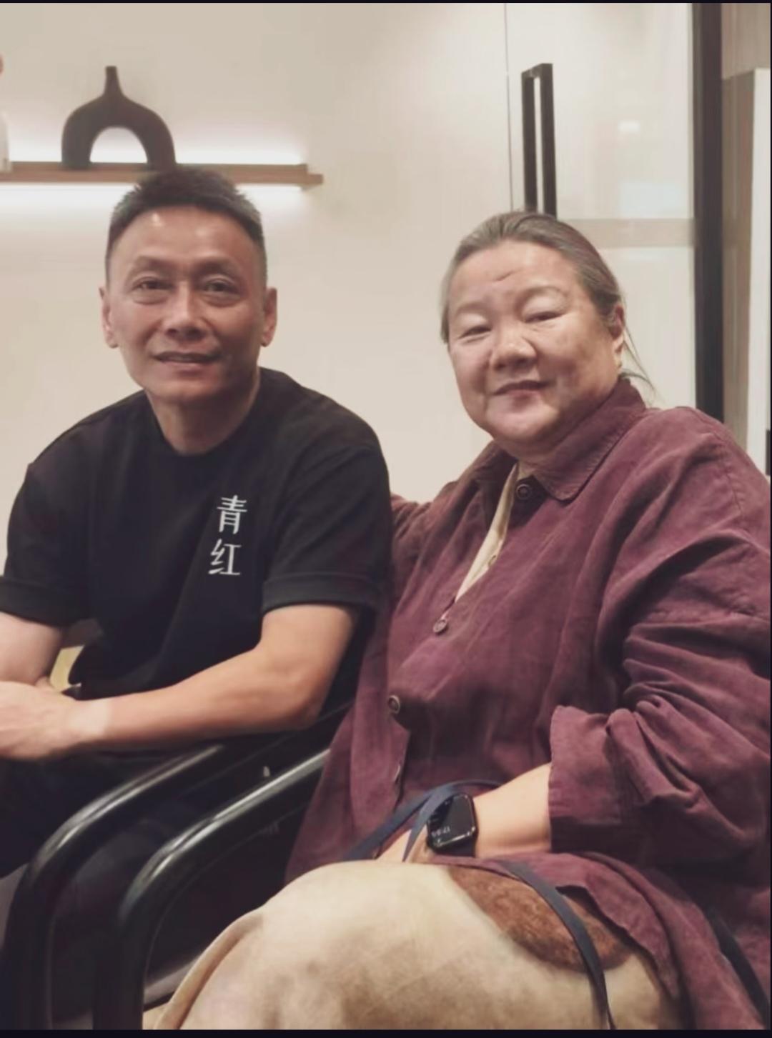 洪晃女士不施粉黛，看着普通，大妈一样的打扮。她才是真正的名媛，博学多才，性格开朗