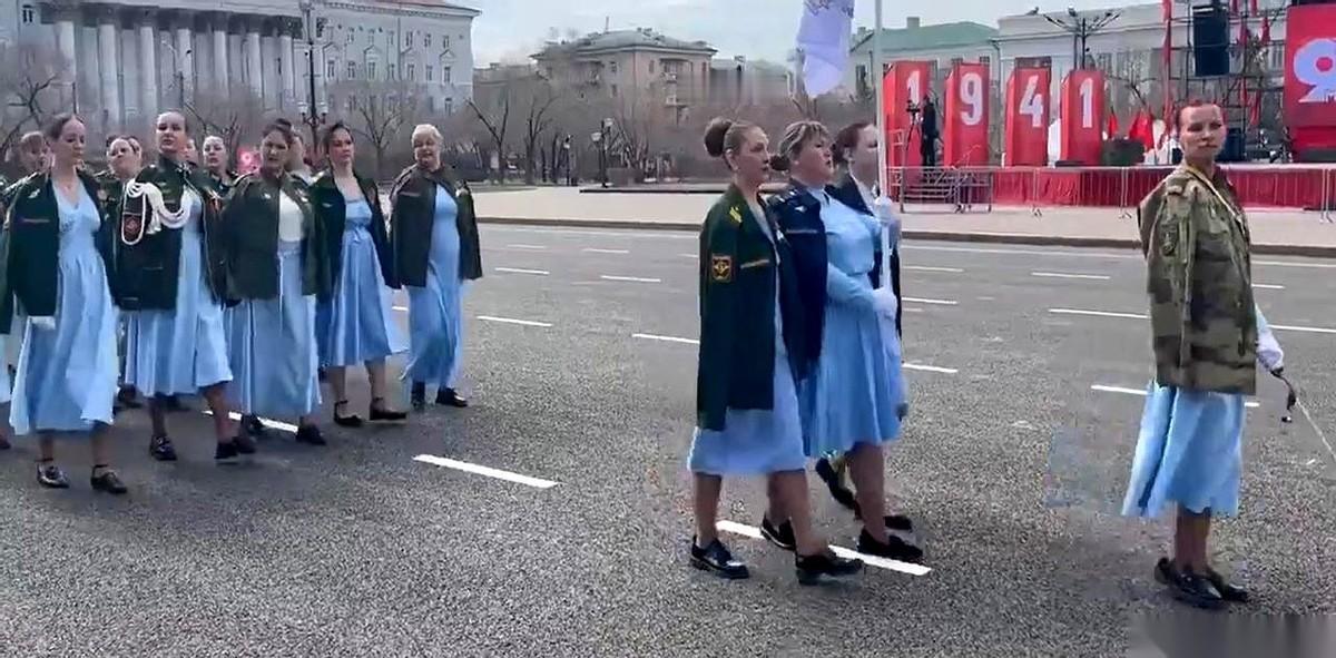 俄罗斯阅兵，一个方阵切进来，镜头立刻对准了她们。不是血气方刚的男兵，也不是英姿