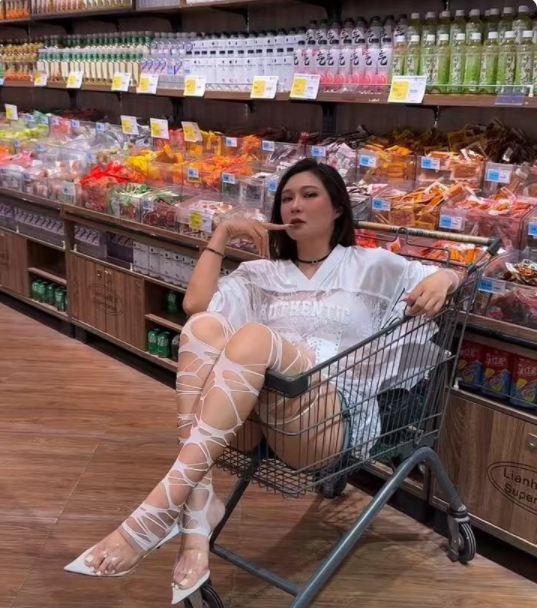 购物车：我脏了！谁还不是个孩子，走累了就在购物车里休息会儿