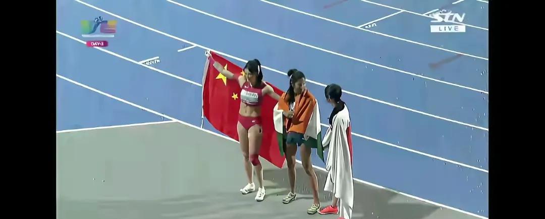 照片上的三个女选手是亚洲田径锦标赛100米栏获奖后的照片，最亮眼的是获得第三的中