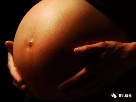 孕妈32周拿起杯子打肚子致见红, 只因老公说“你没事找事! ”