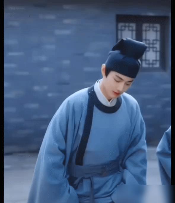 粉丝最近狂夸肖战《藏海传》的书生扮相，说他气质多变，跟角色贴得不行，尤其“命不该