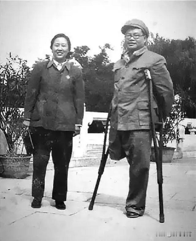 🍁单腿走完长征的开国将军，毛主席称赞他“骨头比钢铁还硬”。1935年娄山关战
