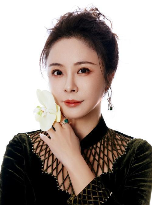 她19岁情窦初开，却错付“老渣男”，7年深情换来被弃结局，满心伤痕。时光流转，如