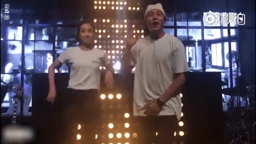 在《王牌对王牌》有个游戏环节,杨幂宋茜张蓝心迪丽热巴几位女星依次