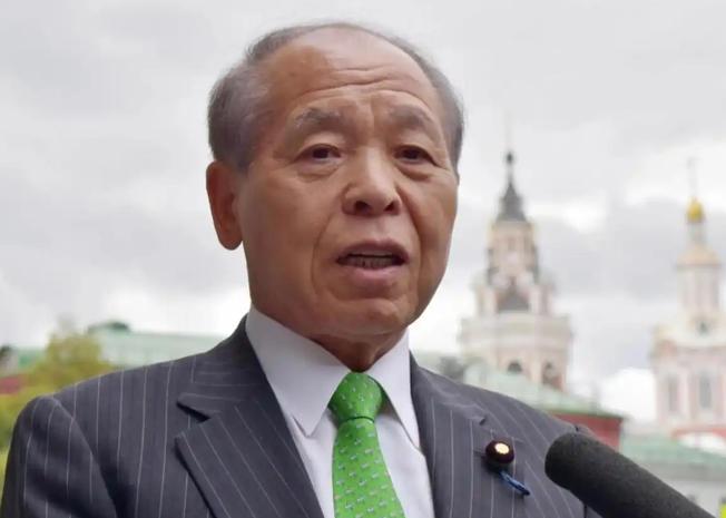 车门一开，站在莫斯科机场迎上来的，只是一个副外长——鲁登科。 一个普通议员，