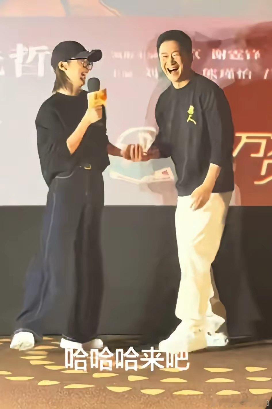 主持人就是不一样，谢楠去参加丈夫吴京的路演，几句话就把大家逗乐了，现场气氛瞬间被