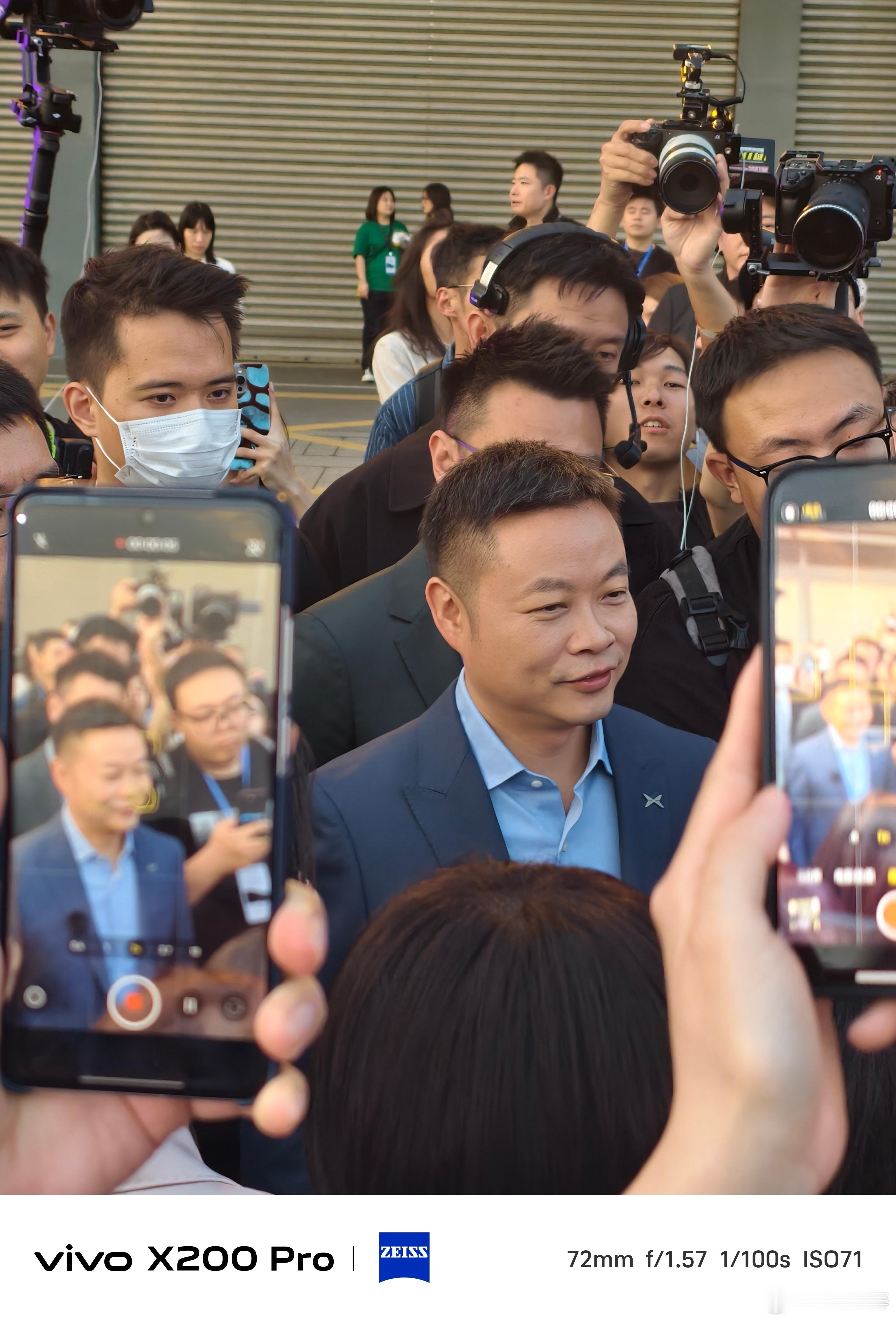 小鹏X9排面何小鹏来了！正在给外媒们一点点震撼！人人人人人太多了​​​