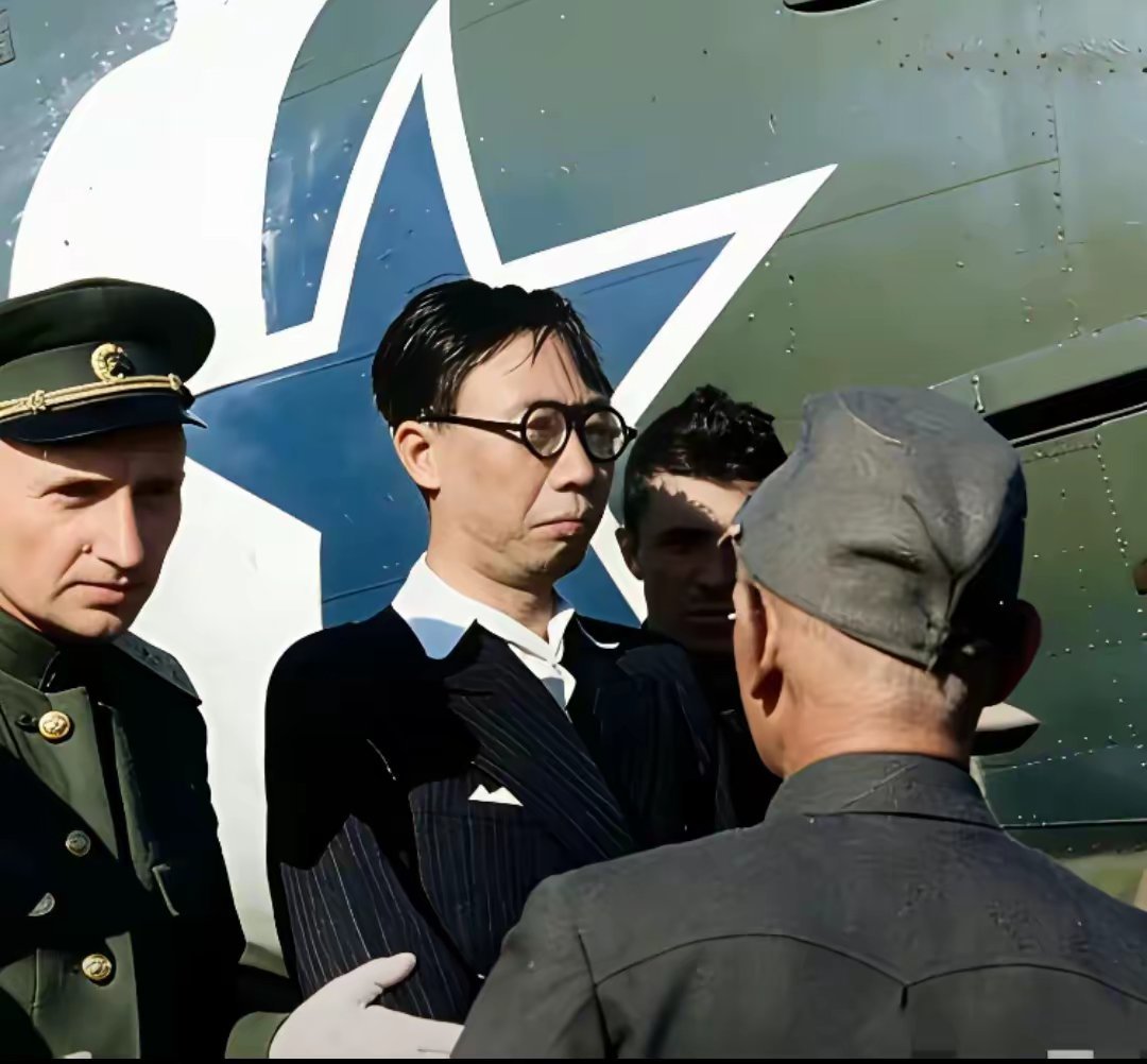 这是末代皇帝溥仪被苏军逮捕时的真实历史照片。他的脸上还带着皇帝的威严