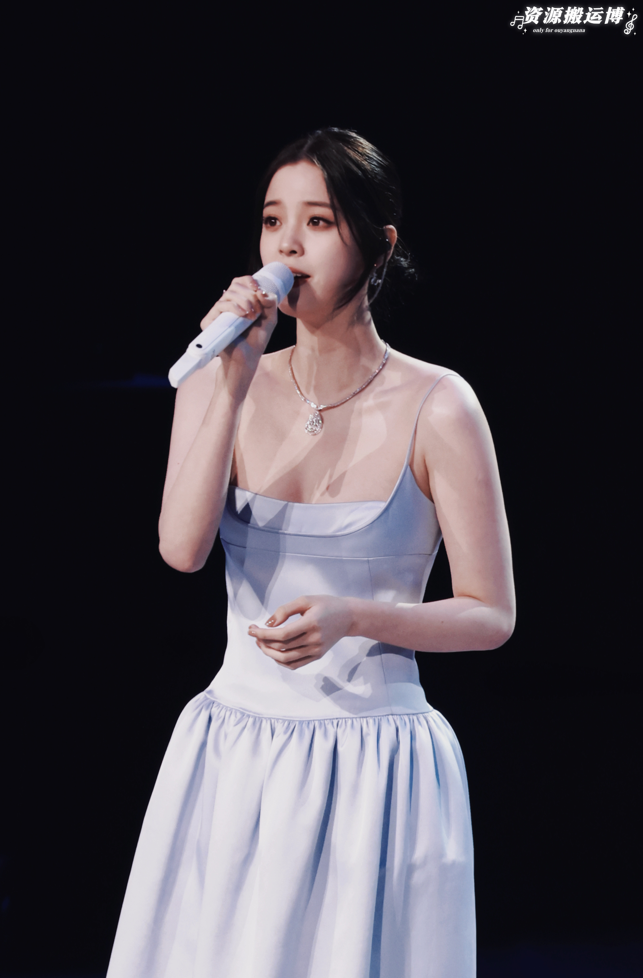 欧阳娜娜淡蓝长裙勾勒出优雅的肩颈线条，温柔中带着一丝性感。2023.5.25