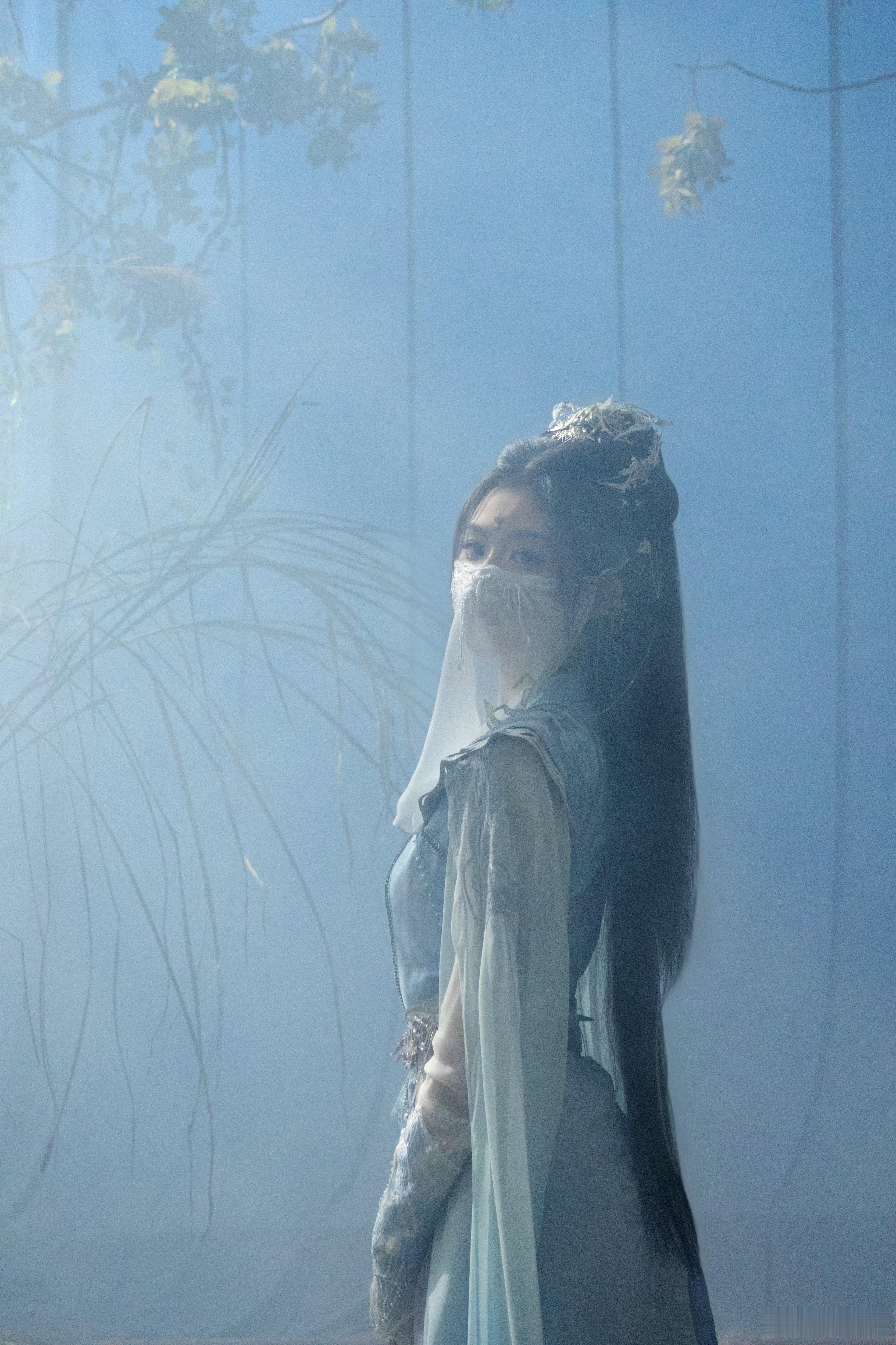 应该是最后一组漂亮剧照了《暗河传》慕雪薇☽剧照-1️⃣白衣2️⃣白衣+面纱