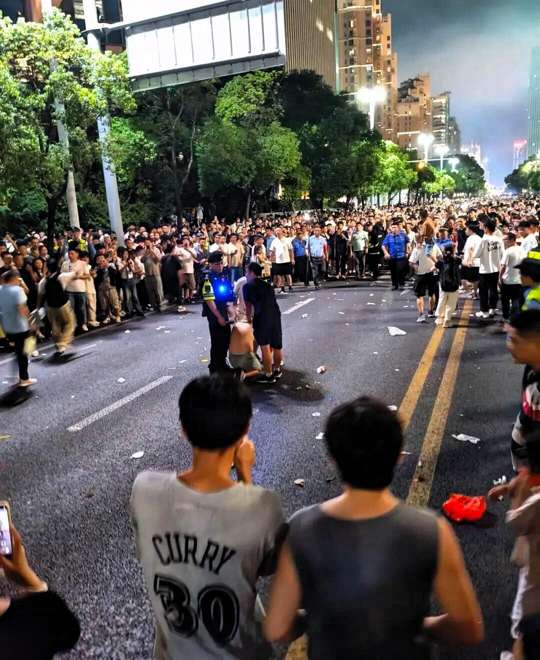 南昌李先生去看个烟花表演，却被多名群众和警员意外制服，小伙到现在整个人都是蒙的…