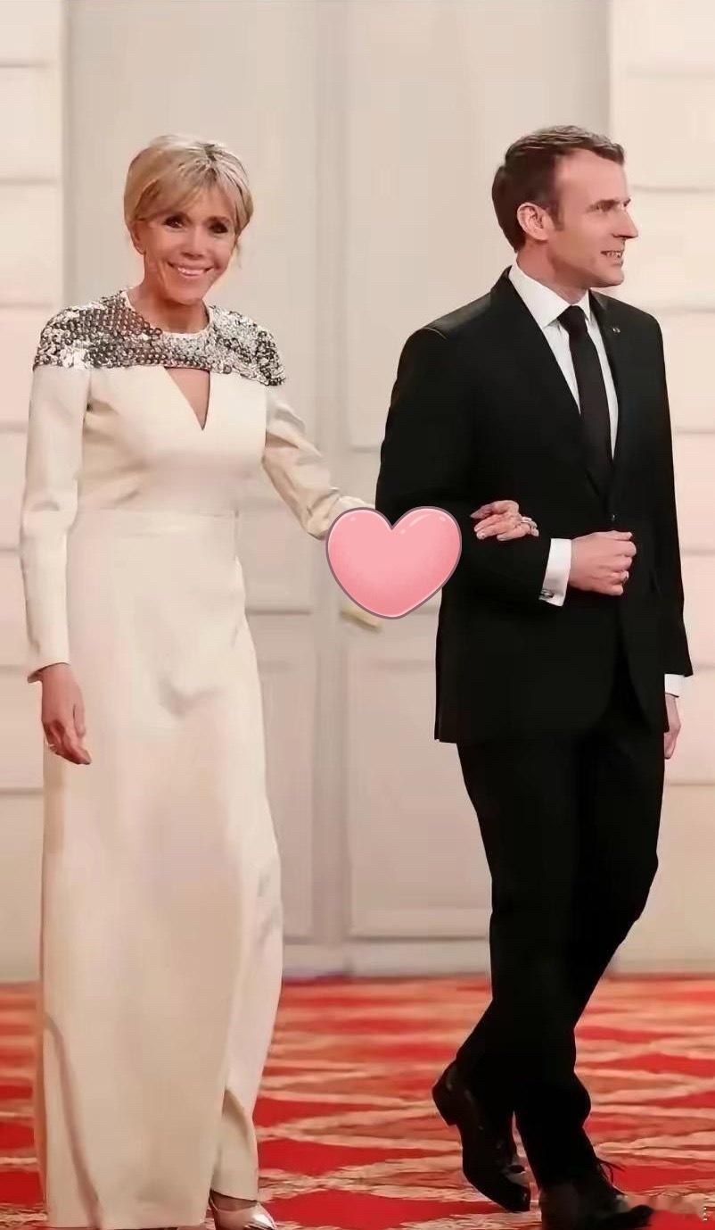 不得不承认，马克龙娶了一位好妻子马克龙访问中国，72岁的妻子踩着10厘米的高跟鞋