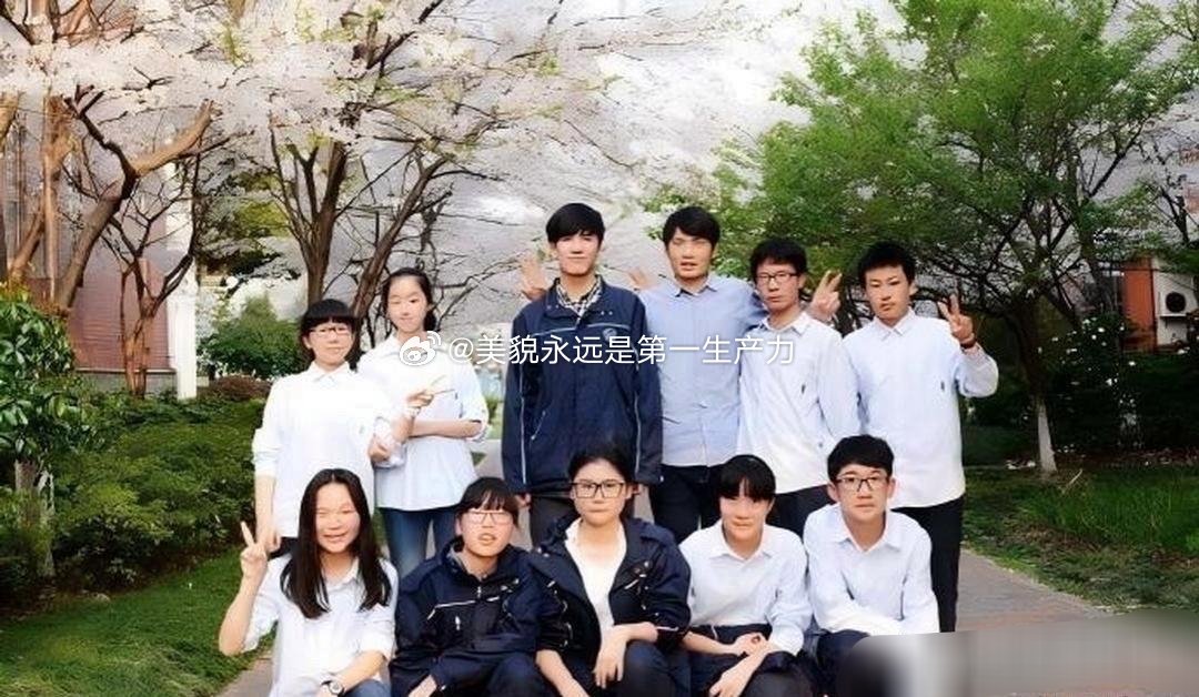张凌赫以前的照片被网友翻出来了，这下明白为啥当初有初三学姐追他了，帅哥是真从小帅