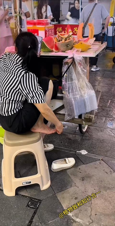 地摊大姐的瓜果老有味道了！