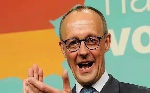网传德国外长面对全球镜头，一句话几乎把桌子掀翻：德国宁愿被美国一脚踢开，也绝不肯