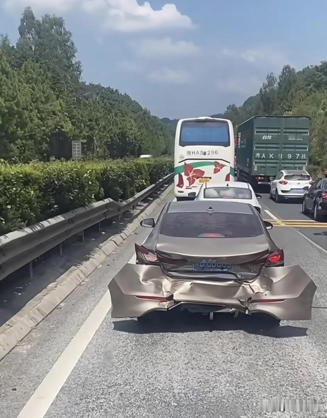 大家猜猜这是什么车，撞成这样了还能在马路上行驶吗？