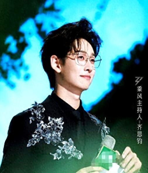 被网友喊作“何炅接班人”的齐思钧，三十岁上下。他是中传科班出身，最早从《名侦