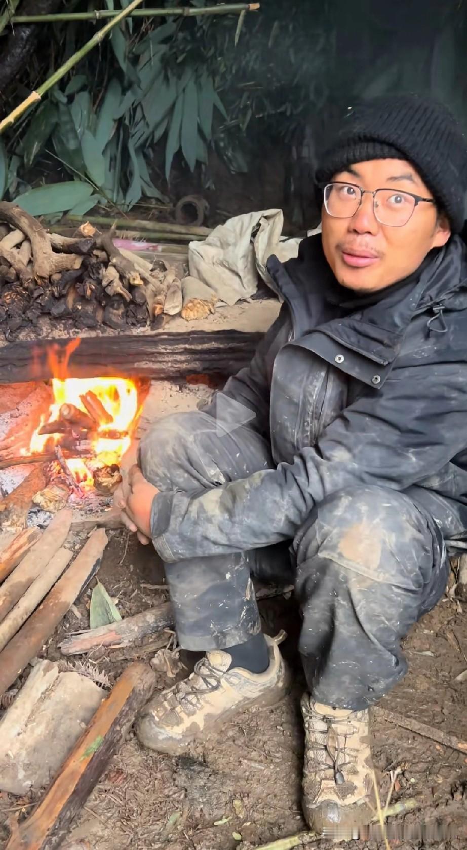 荒野求生火娃实锤!天天烤火乐逍遥,其他选手怕是冻成冰棍了!这荒野求生选手直