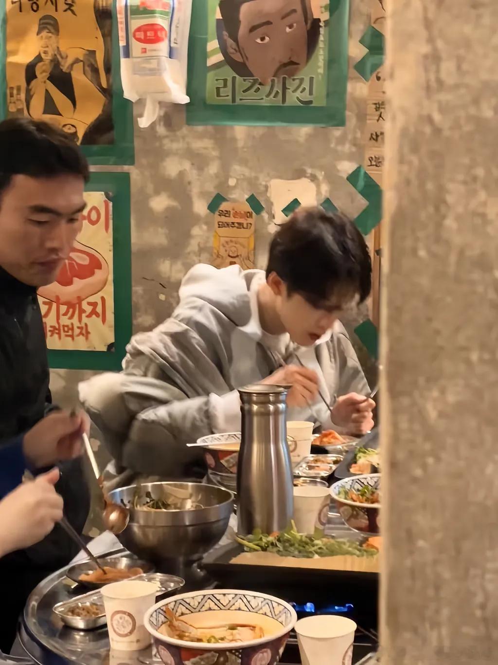 网友在韩国偶遇了檀健次，咱就是说帅哥真是吃饭的样子也不忘记散发魅力呀檀健次韩国人