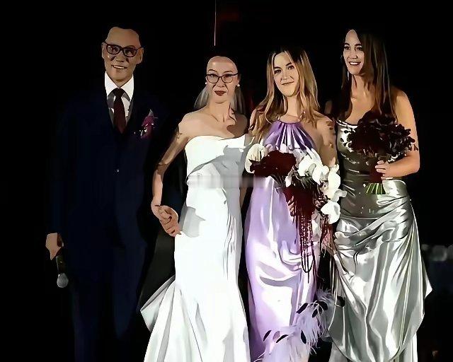 李国庆与张丹红大婚时张丹红的两个女儿出席妈妈的婚礼并与继父李国庆以及母亲张丹红的