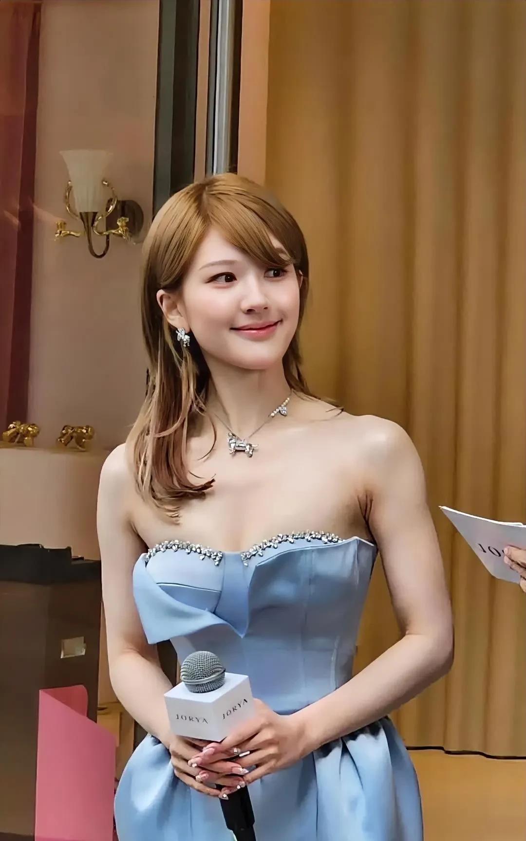 赵露思身着一袭浅蓝抹胸长裙，美得令人移不开眼！在行程途中，即便步履匆匆，当听到粉