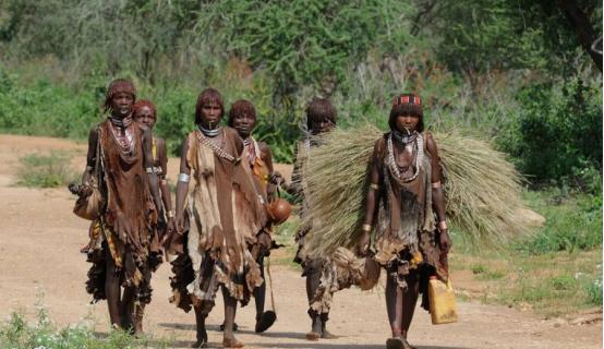 非洲有一个特别奇葩的部落，在这里未婚女子不能穿上衣，只穿短裙，这里的男人，居然需