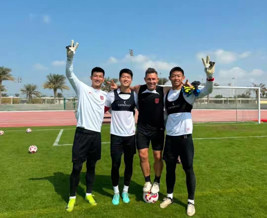 汉斯深情告别蓉城，蓉迷更应对他说一声“谢谢，顺利！”成都蓉城守门员教练汉斯与