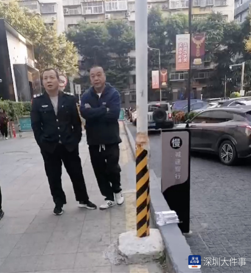 #深圳水贝保安在路边捡到7块银砖#【谁遗落了15万元银砖？深圳保安捡到银砖耐心等