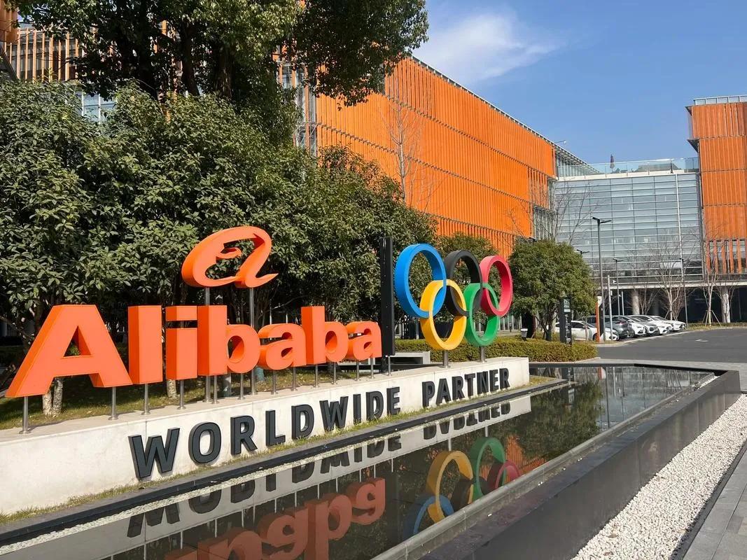 这或许是中国互联网史上一次罕见的公开摊牌。在刚刚结束的新财年战略会上，阿里巴巴正