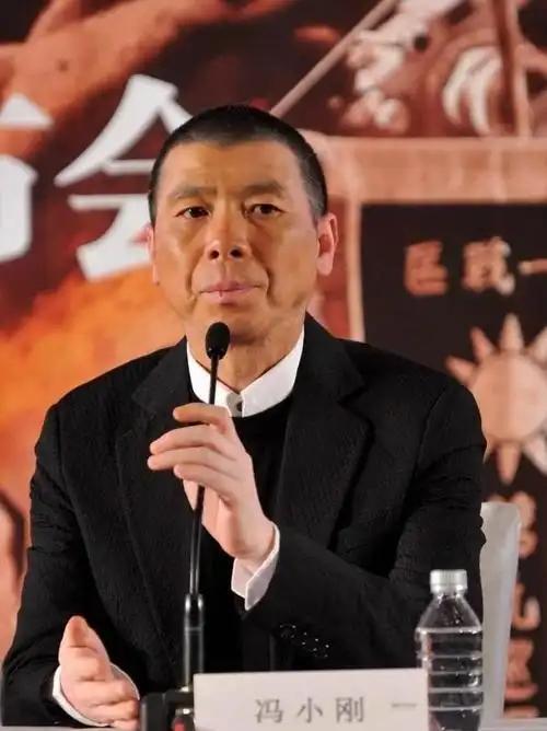 拍《唐山大地震》时，冯小刚请李健写歌，等李健哼唱出来后，冯小刚竟不满意道：“这歌