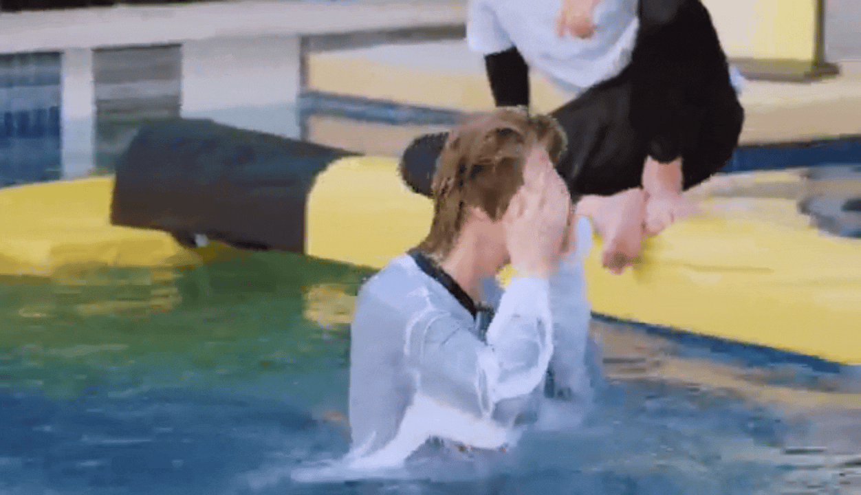 笑不活了！看《五哈》鹿晗落水那一幕，直接被他的后脑勺整出幻觉了！一直以为鹿晗是头