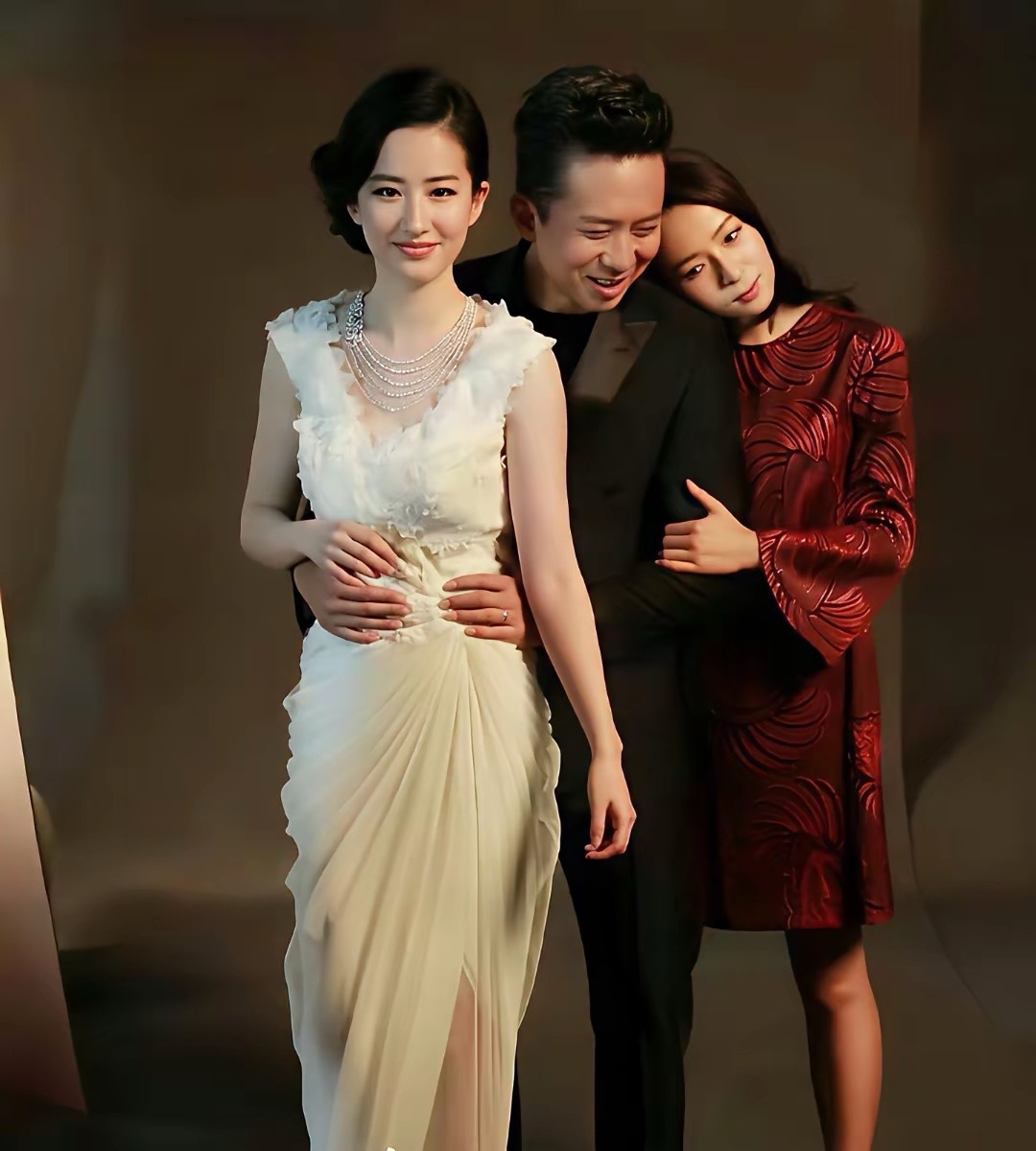 刘亦菲和邓超合照第二张实在是太猎奇了神仙姐姐怎么会拍这种照片